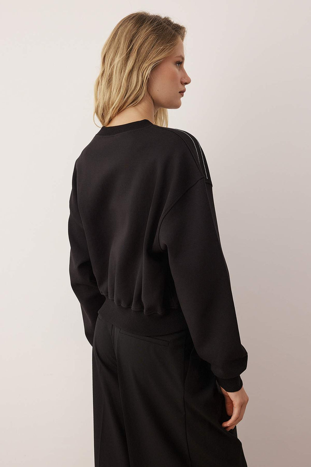 Siyah Soft Touch Şerit Taş Akseusar Detaylı Bisiklet Yaka Örme Sweatshirt TWOAW26SW00224