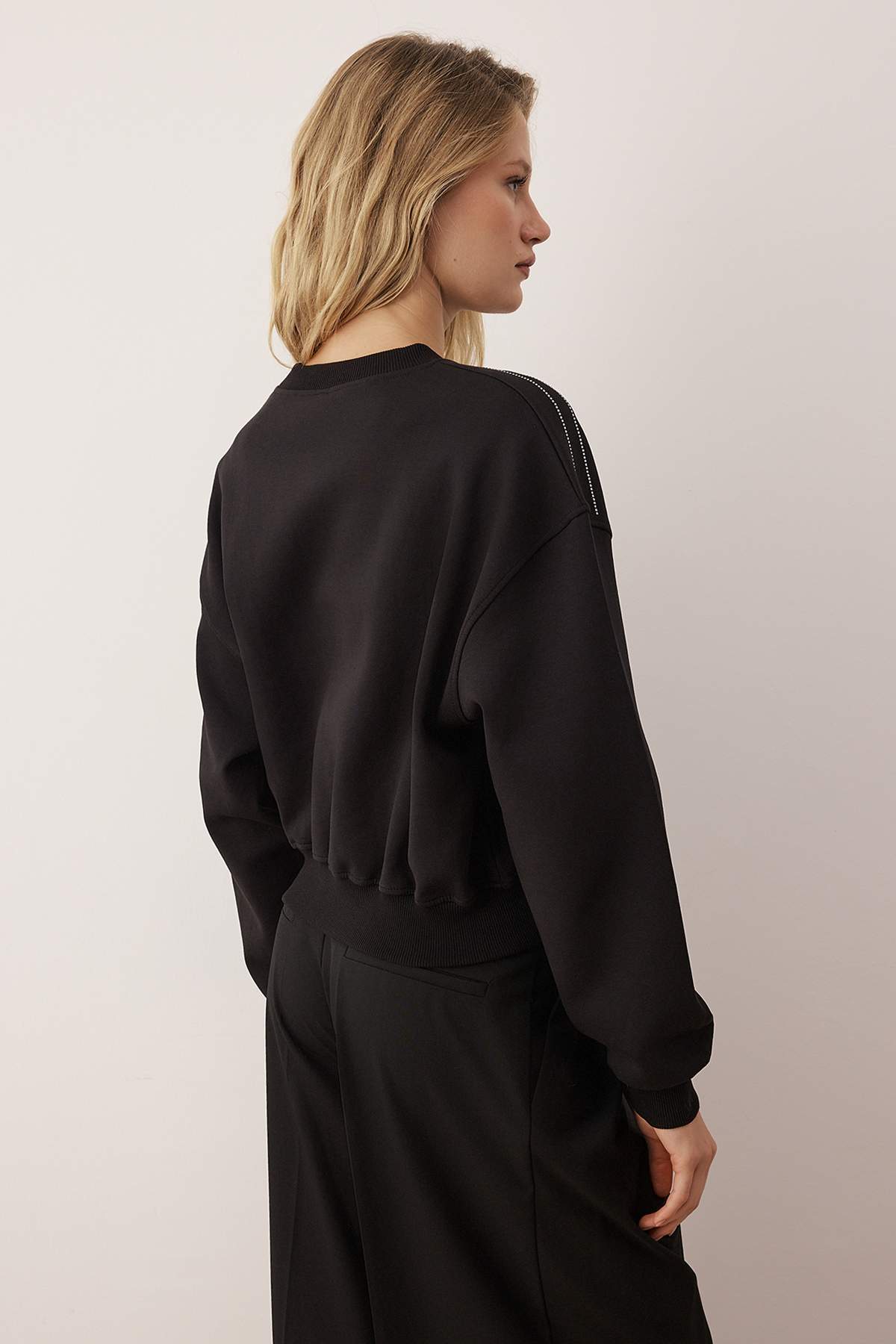 Siyah Soft Touch Şerit Taş Akseusar Detaylı Bisiklet Yaka Örme Sweatshirt TWOAW26SW00224