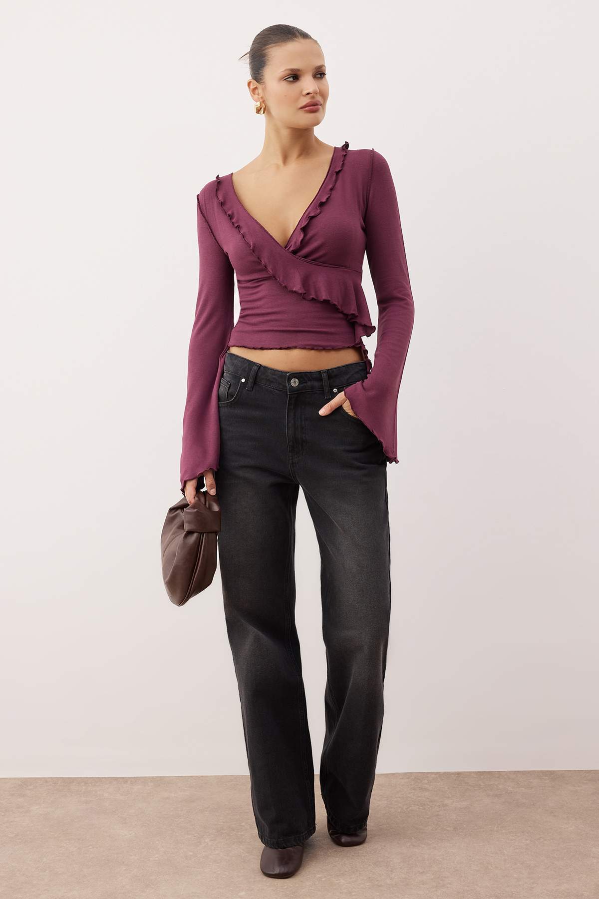 Trendyolmilla Siyah Anvelop Triko Görünümlü İspanyol Kol Regular/Normal Kalıp Örme Bluz TWOAW25BZ00151