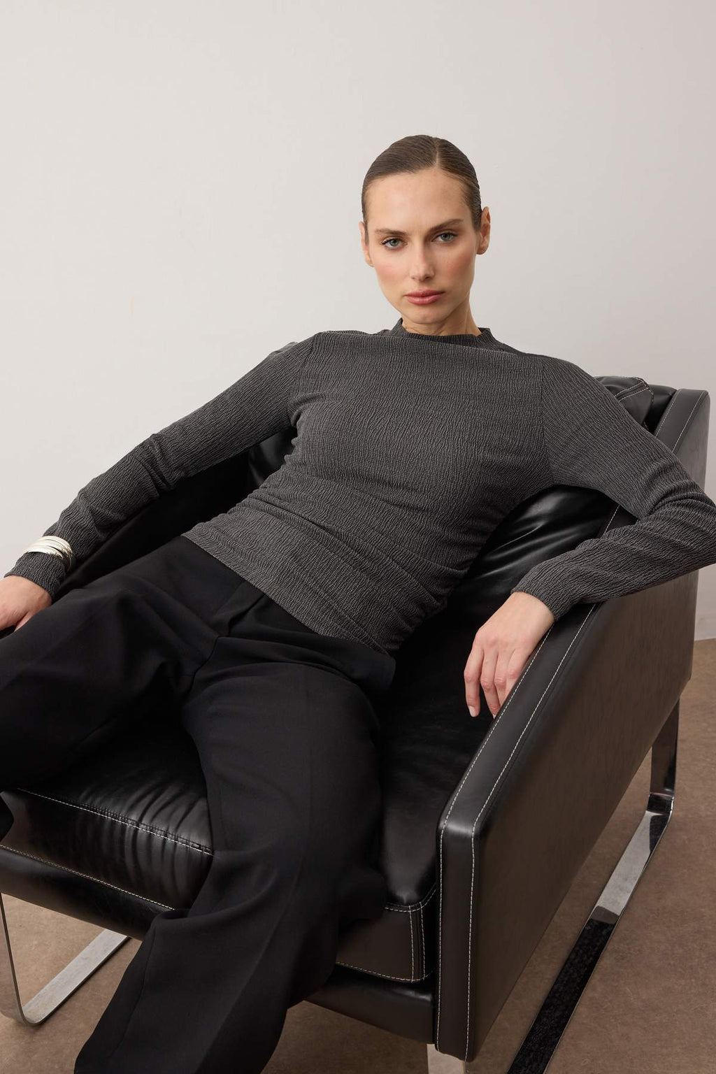 Antrasit Dik Yaka Büzgü/Drape Detaylı Regular/Normal Kalıp Örme Bluz TWOAW25BZ00221