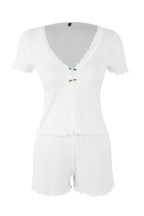 Trendyolmilla Ekru Dantel ve Gül Aksesuar Detaylı Fitilli Şortlu Örme Pijama Takımı THMSS25PT00417