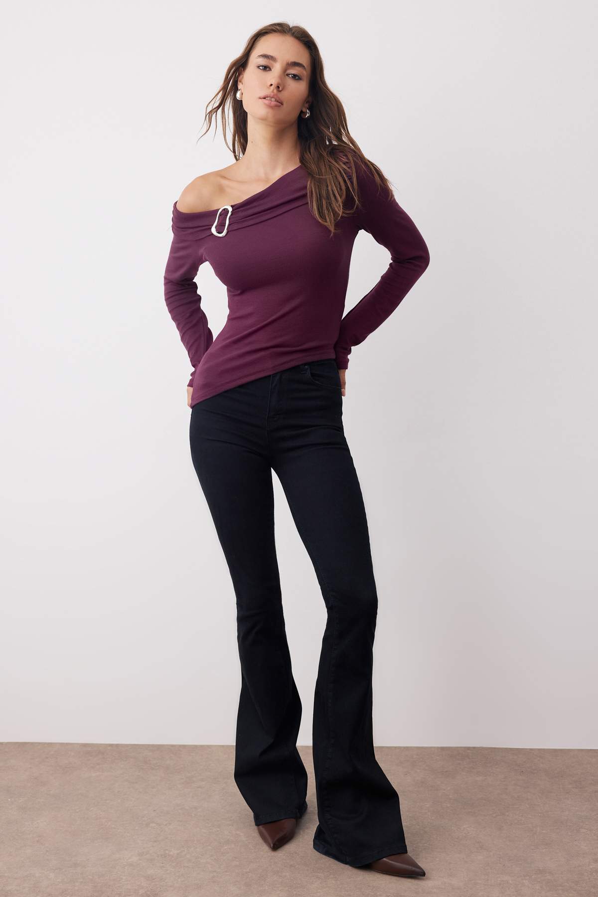 Trendyolmilla Mürdüm Asimetrik Yaka Aksesuar Detaylı Fitted Açık Omuzlu Örme Bluz TWOAW26BZ00121 Secondary image