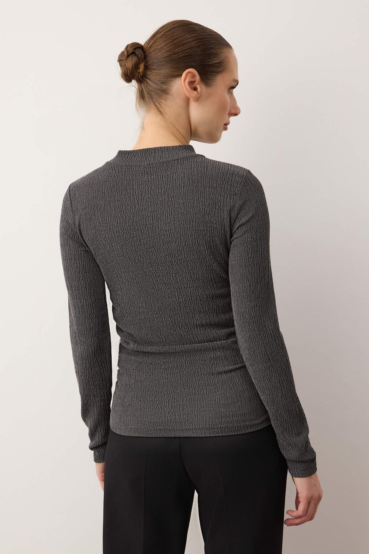 Antrasit Dik Yaka Büzgü/Drape Detaylı Regular/Normal Kalıp Örme Bluz TWOAW25BZ00221