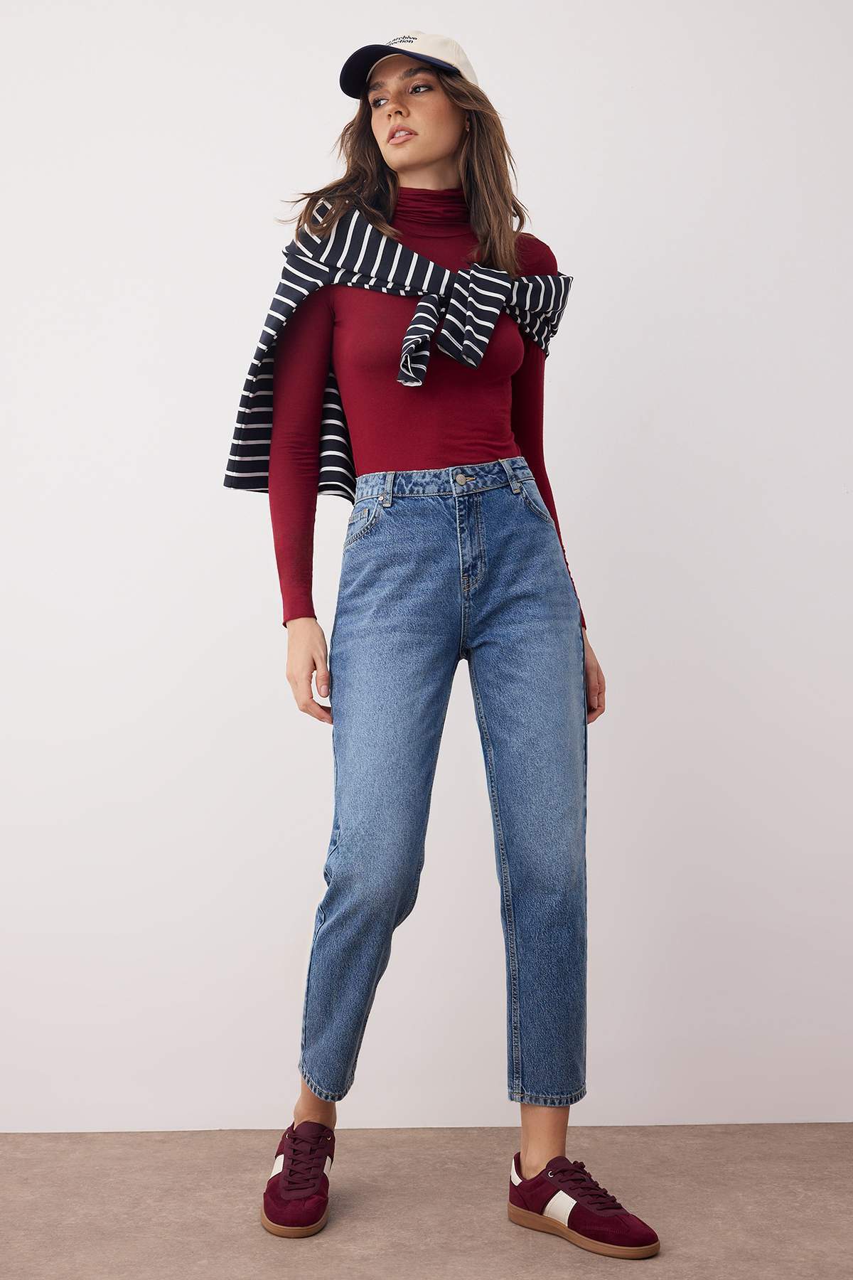Trendyolmilla Siyah Yüksek Bel Mom %100 pamuk Non-Stretch Jeans TWOAW26JE00159