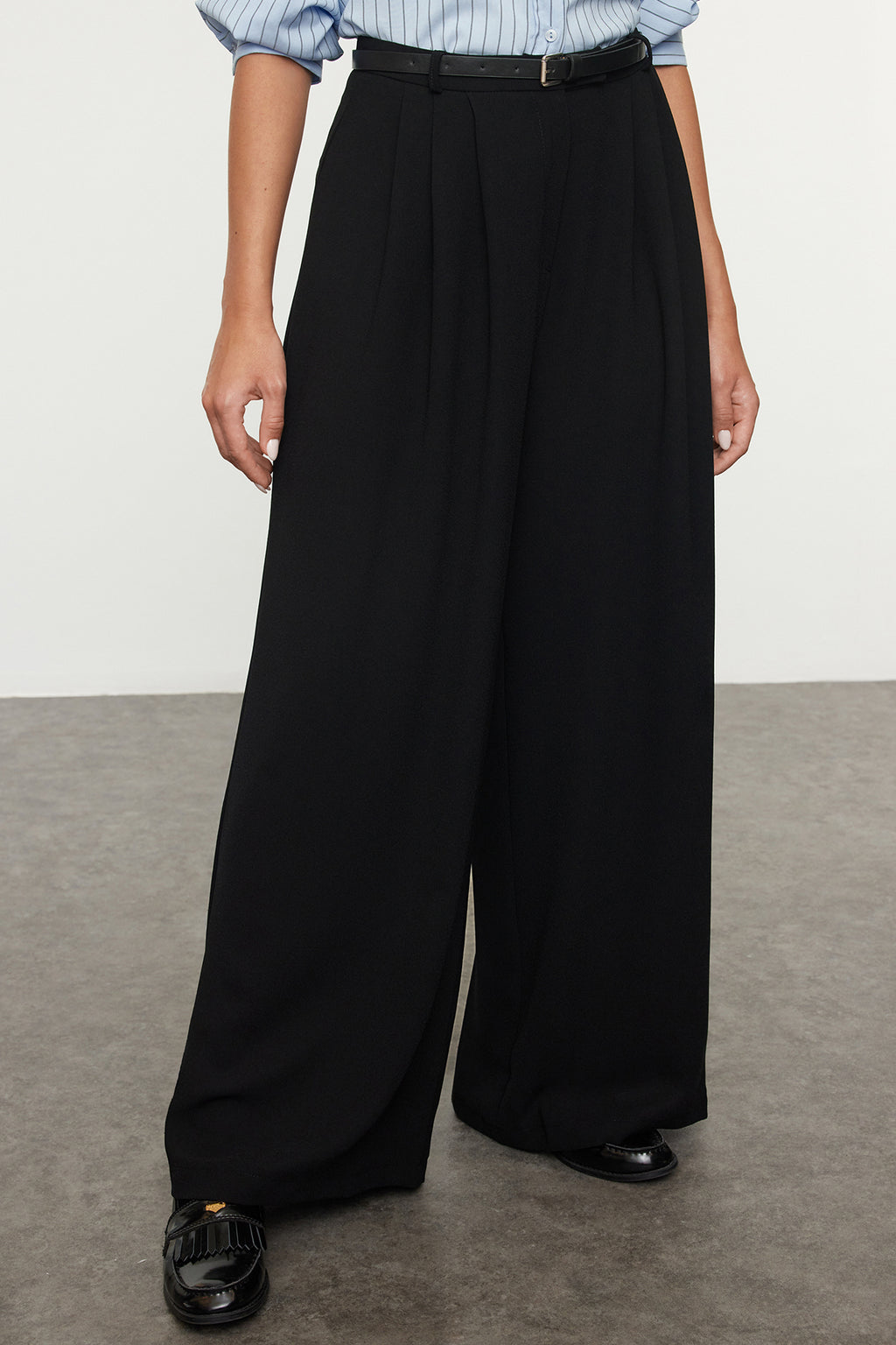 Trendyolmilla Siyah Kemerli Pilili Wide Leg/Extra Geniş Paça Dokuma Palazzo Pantolon TWOAW25PL00032