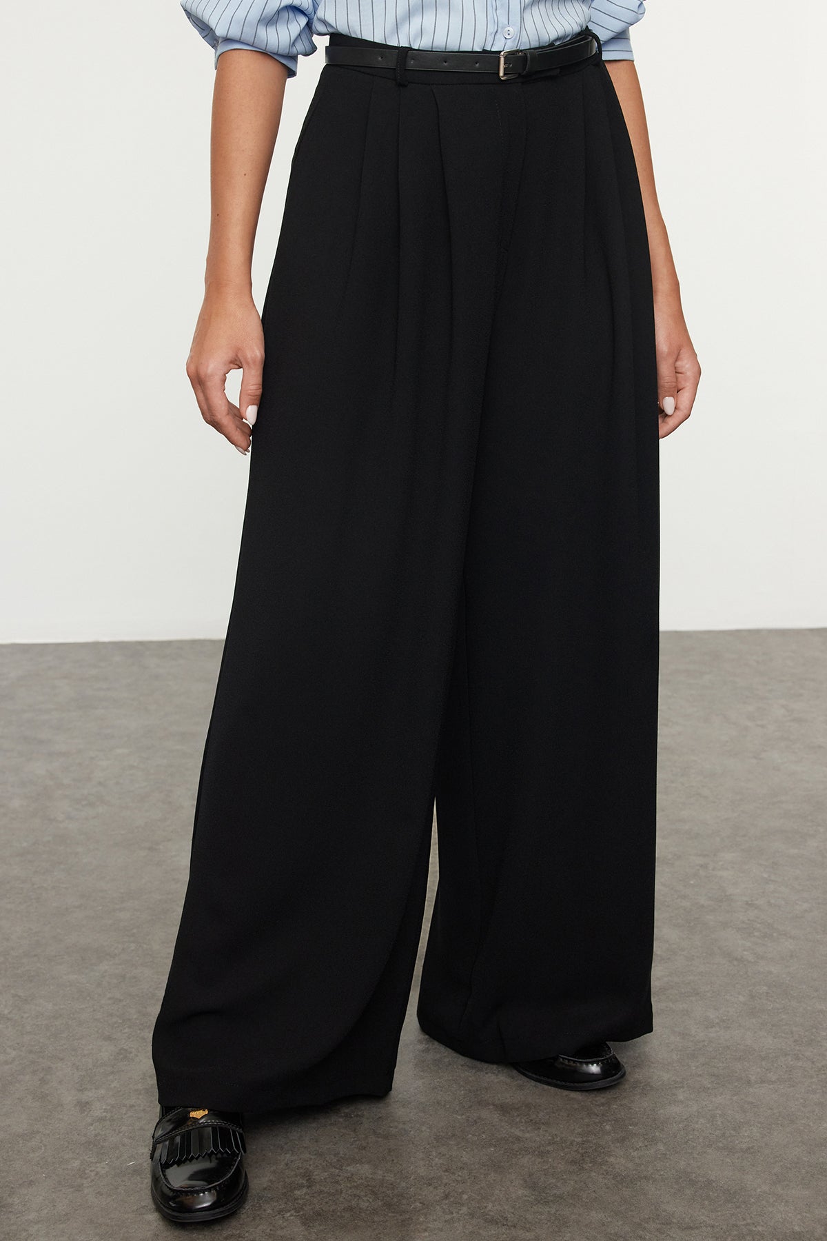 Trendyolmilla Siyah Kemerli Pilili Wide Leg/Extra Geniş Paça Dokuma Palazzo Pantolon TWOAW25PL00032