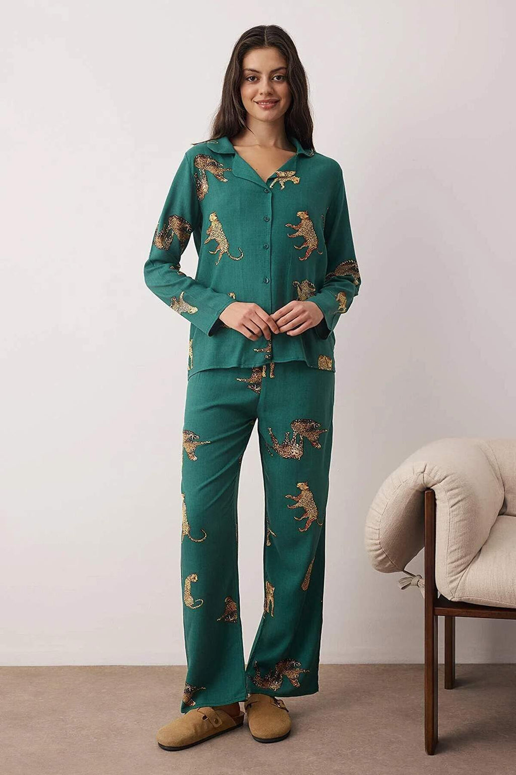 Trendyolmilla Ekru Kaplan Desenli Viskon Dokuma Pijama Takımı THMAW25PT00036