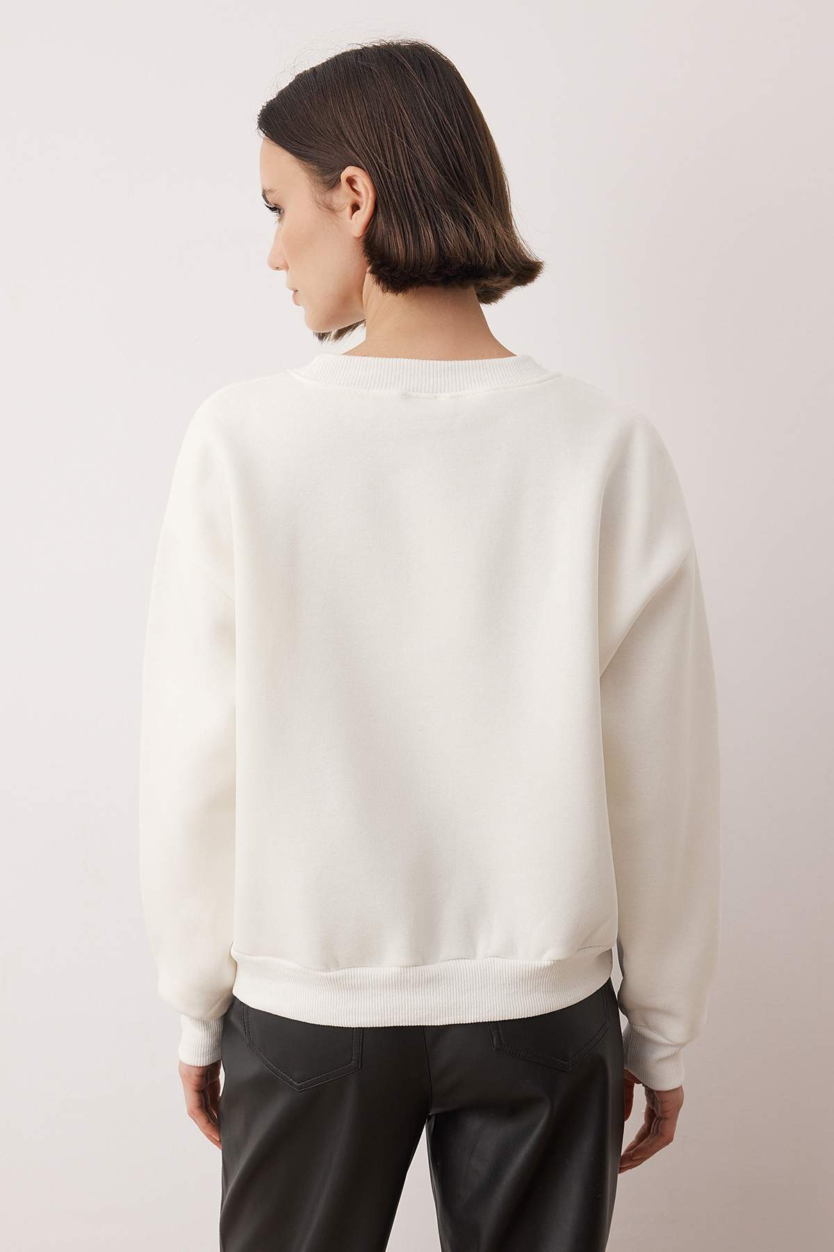 Trendyolmilla Siyah Taş Akseusar Detaylı Bisiklet Yaka Regular Crop Örme Sweatshirt TWOAW26SW00090