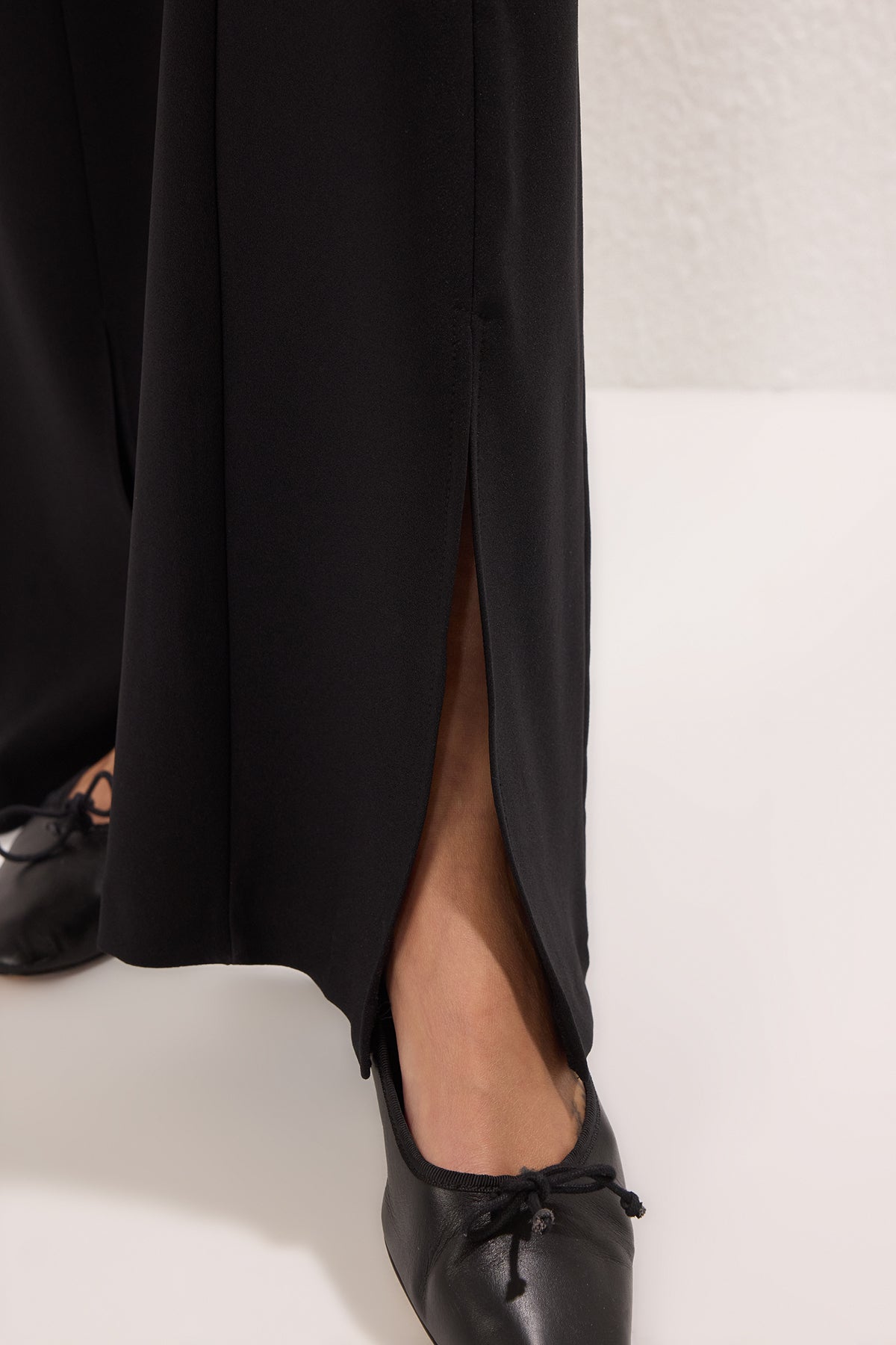 Siyah Flare İspanyol Paça Paçası Yırtmaç Detaylı Bootcut Dokuma Kumaş Pantolon TWOAW22PL0046
