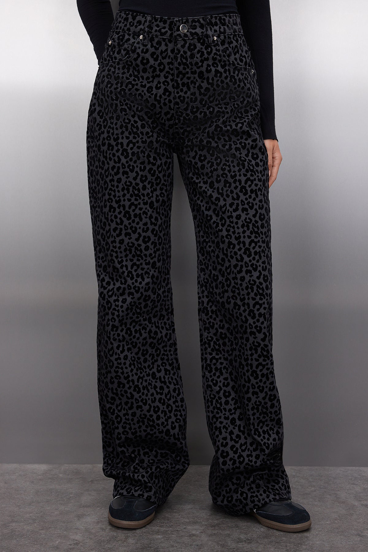 Trendyolmilla Siyah Süet Görünümlü Leopar Desenli Yüksek Bel Wide Leg Jeans TWOAW25JE00394