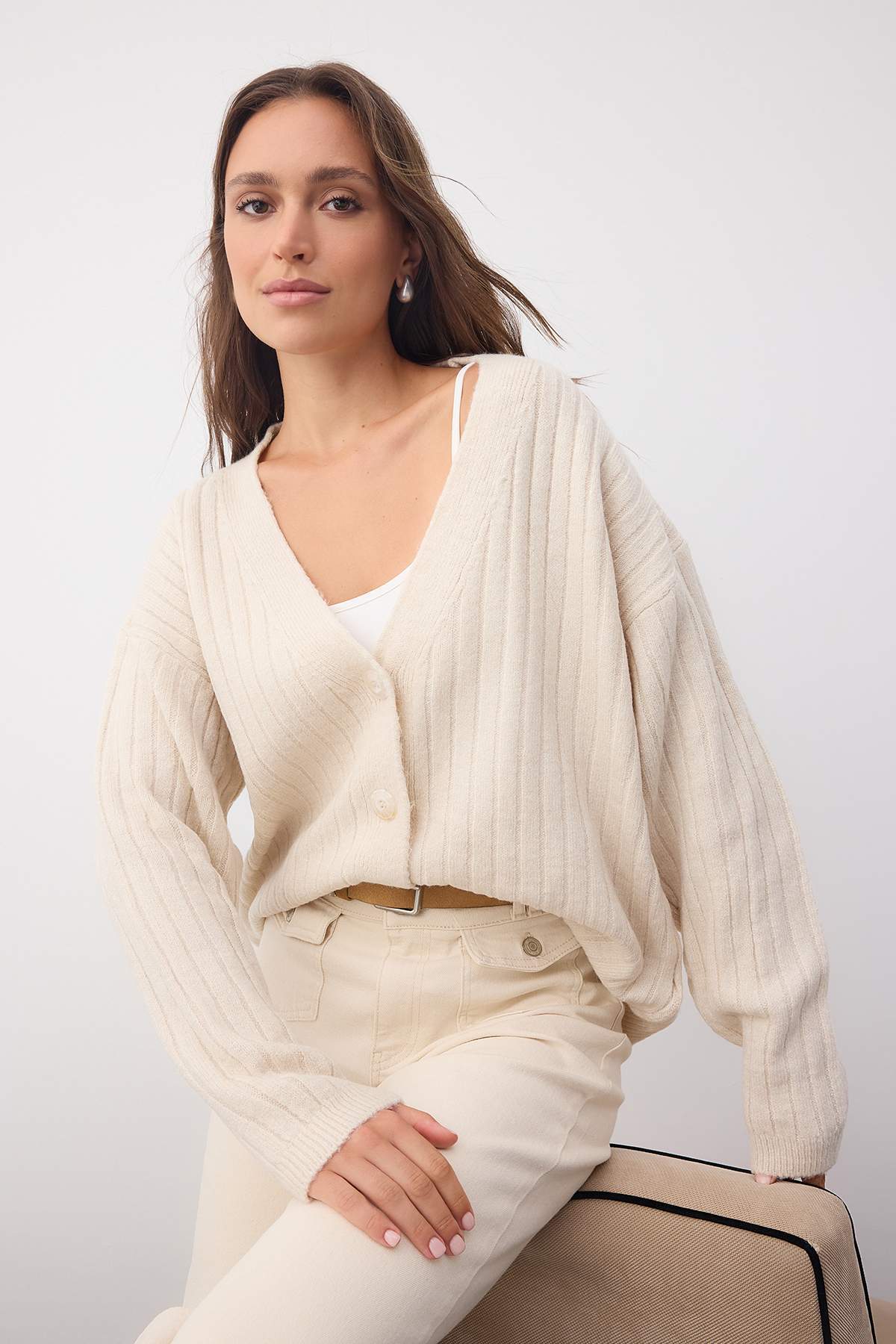Trendyolmilla Wardrobe Essentials Taş Yumuşak Dokulu Basic Geniş Kalıp Triko Hırka | TWOAW26HI00119