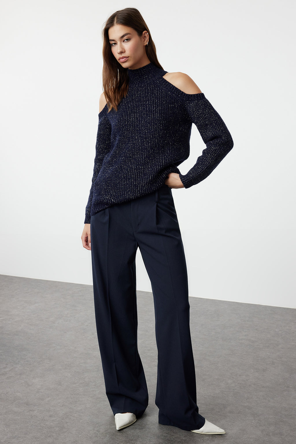 Trendyolmilla Lacivert Simli Pencere/Cut Out Detaylı Triko Kazak TWOAW20XS0006