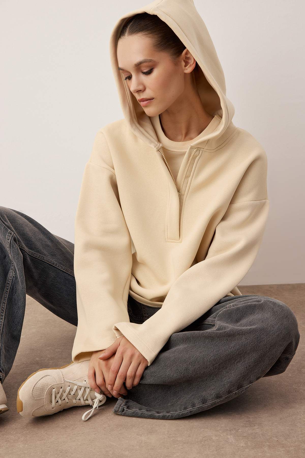 Trendyolmilla Siyah Kalın İçi Polarlı Yarım Pat Fermuarlı Oversize Kapüşonlu Örme Sweatshirt TWOAW26SW00060