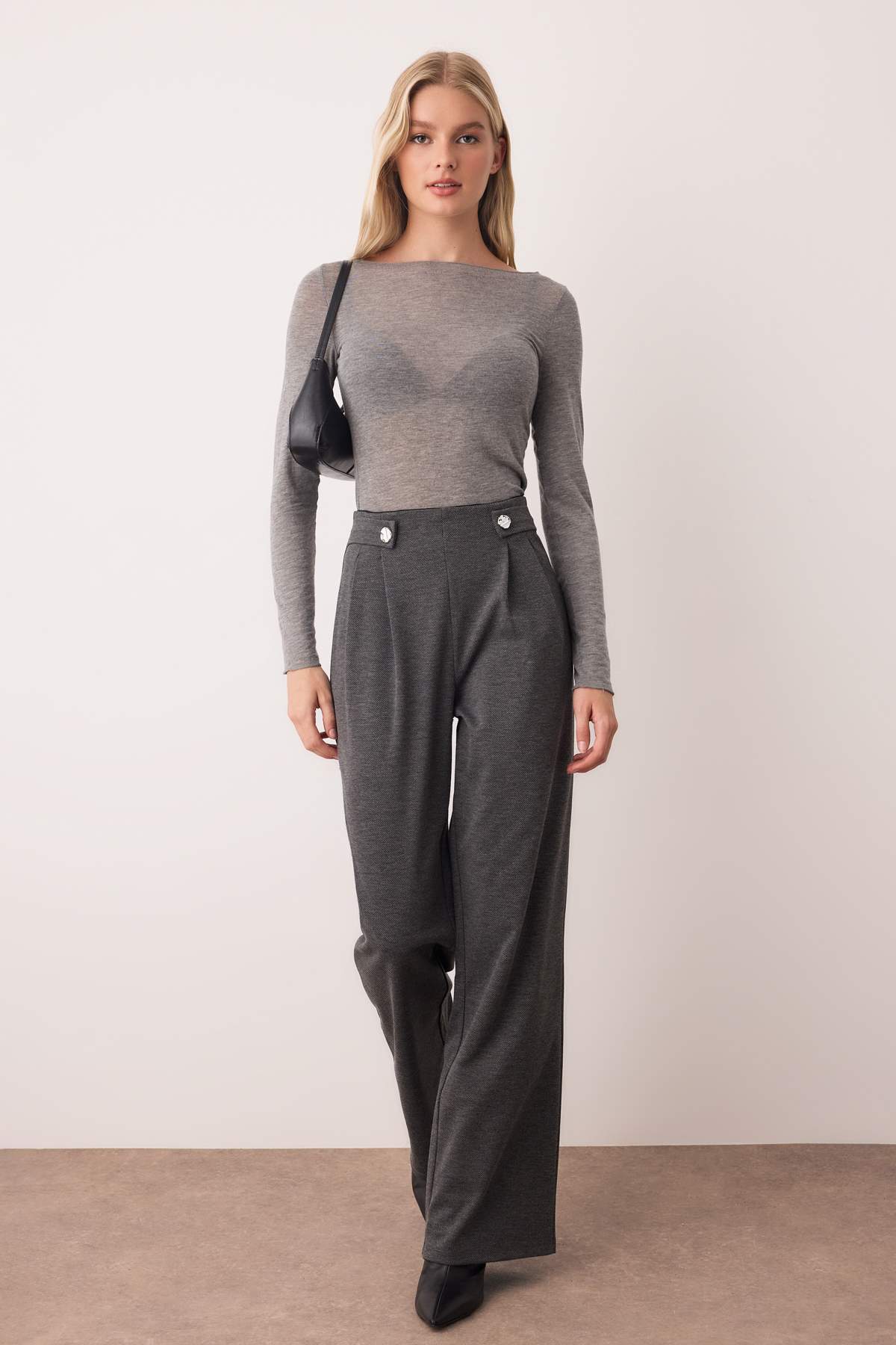 Trendyolmilla Siyah Diagonel Pileli Düğmeli Wide Leg/Geniş Paça Örme Pantolon TWOAW26PL00041