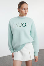 Mint Slogan Nakış Detaylı Oversize/Geniş Kalıp Bisiklet Yaka Örme Sweatshirt TWOAW25SW00127