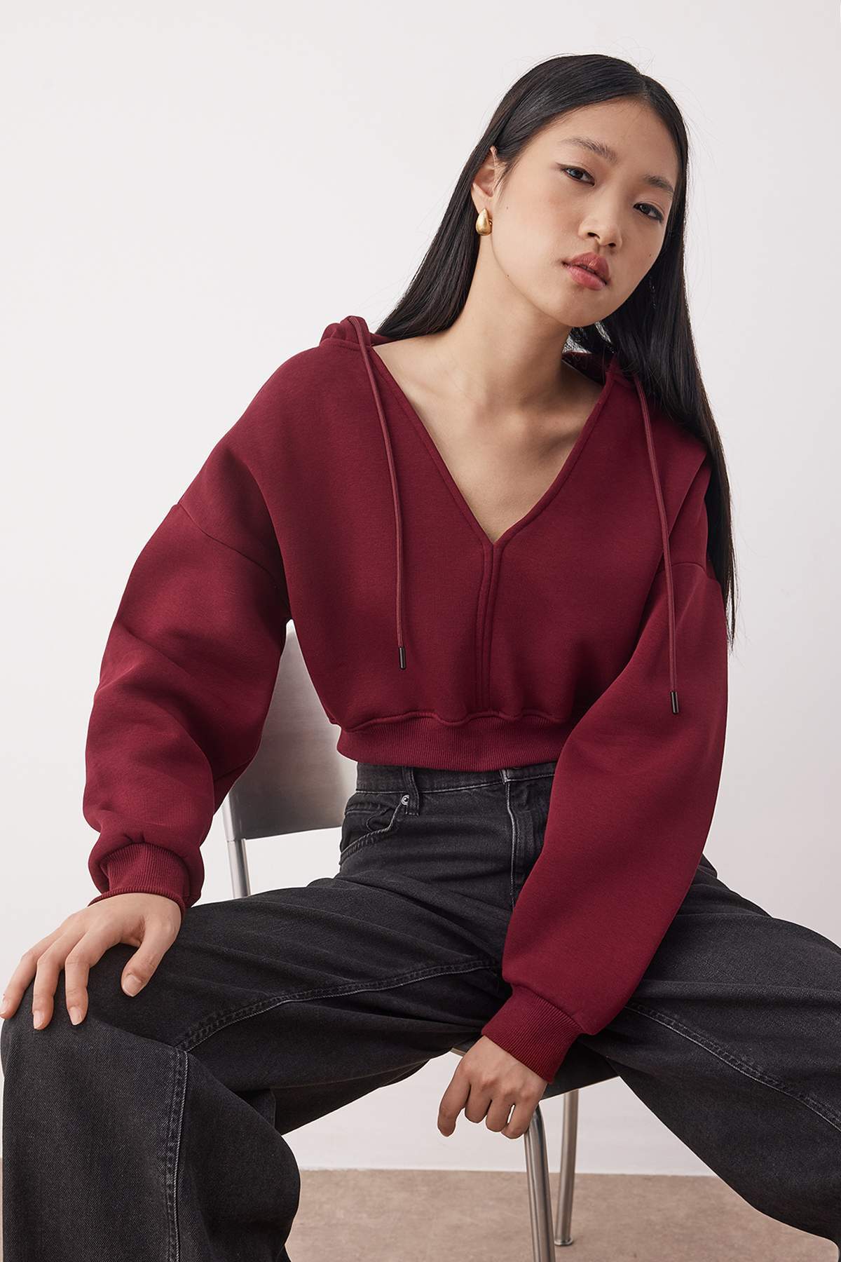 Trendyolmilla Siyah Kalın İçi Polarlı Kapüşonlu V Yaka Rahat Kesim Crop Örme Sweatshirt TWOAW23SW00096