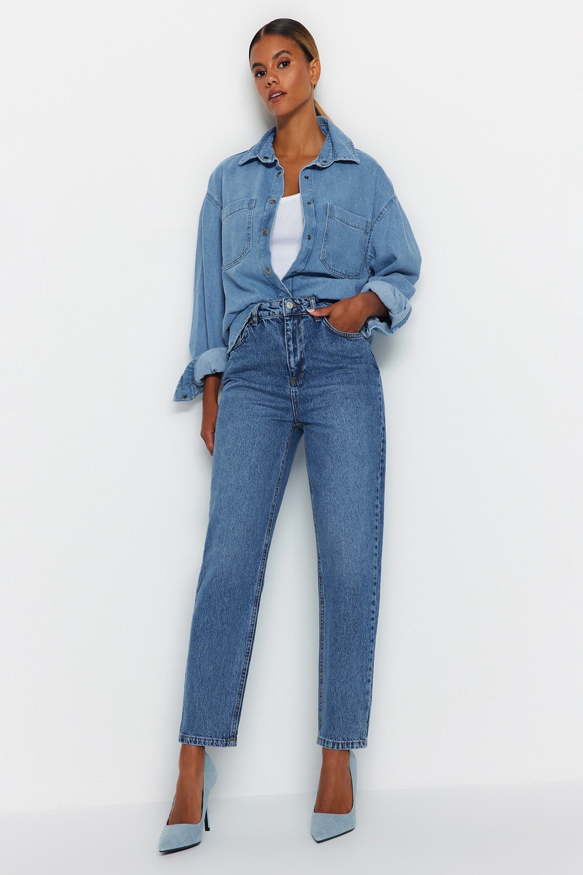 Trendyolmilla Mavi Yüksek Bel Mom %100 Pamuk Non-Stretch Jeans TWOAW24JE00076