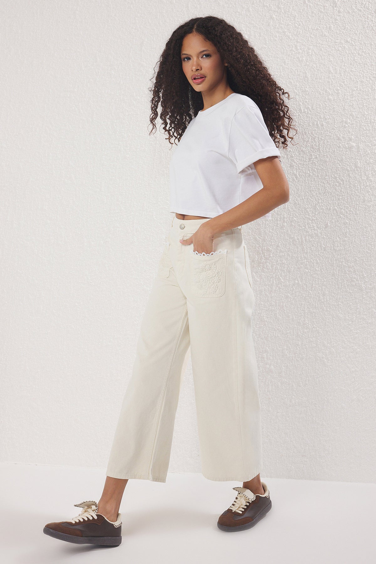 Beyaz Yüksek Bel Nakış Detaylı Culotte Jeans TWOSS25JE00284 Secondary image