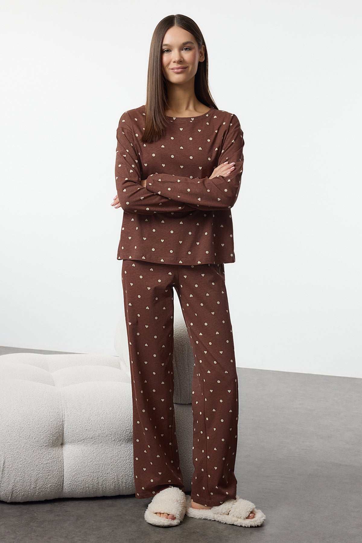 Trendyolmilla Kahverengi %100 Pamuklu Puantiye ve Kalpli Örme Pijama Takımı THMAW25PT00039 Secondary image