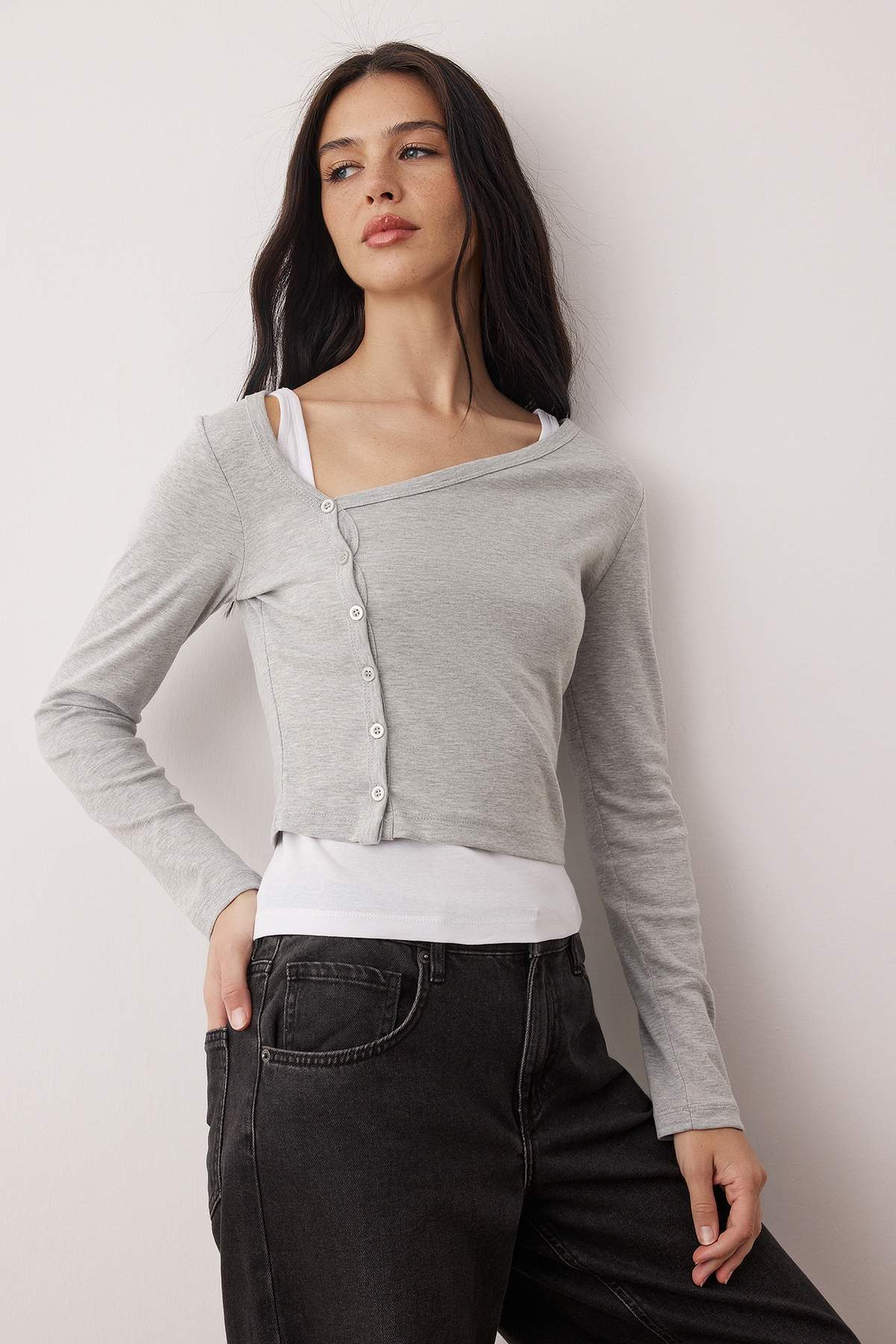 Trendyolmilla Lacivert-Gri 2'li Takım Asimetrik Yaka Düğmeli Vücuda Oturan Esnek Örme Bluz TWOAW26BZ00042