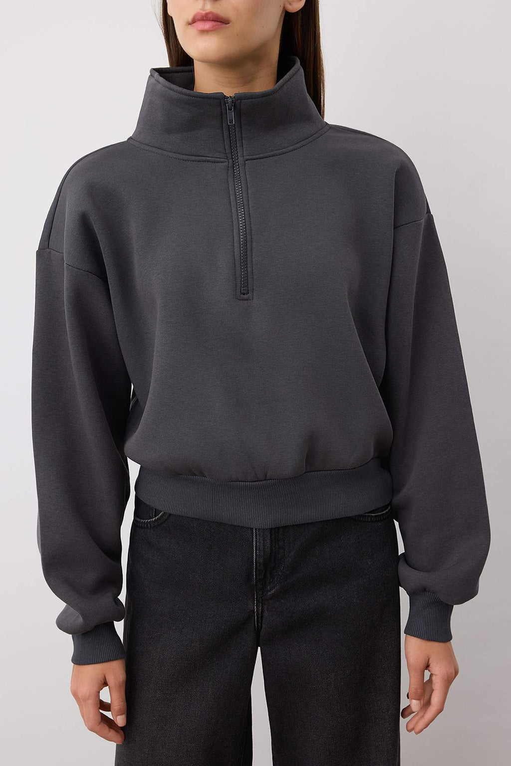 Trendyolmilla Siyah Rahat Kesim Crop Basic Fermuarlı Dik Yaka Kalın İçi Polarlı Örme Sweatshirt TWOAW24SW00221