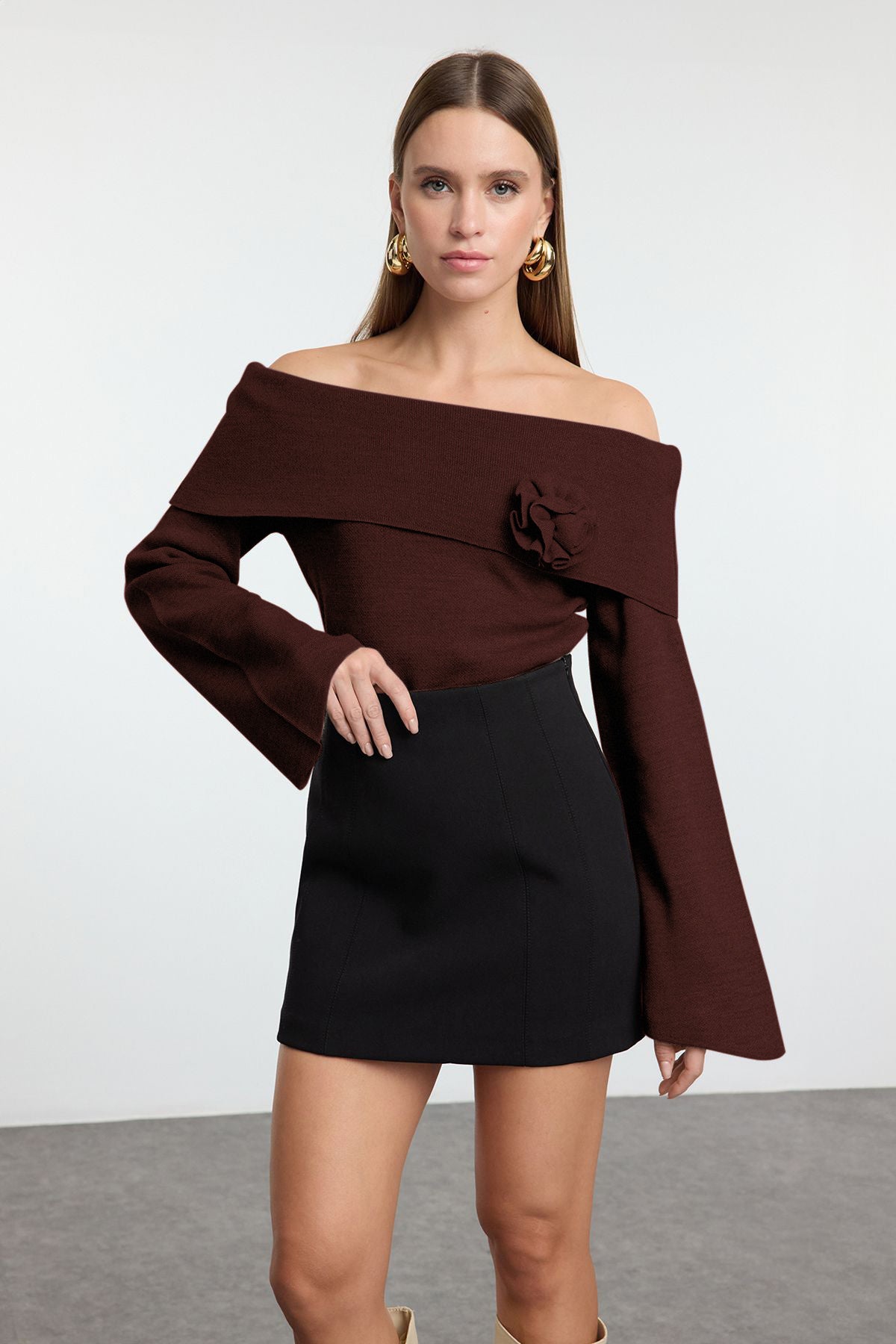 Trendyolmilla Kahverengi Gül Detaylı Carmen Yaka Triko Kazak TWOAW25KZ00373 Secondary image