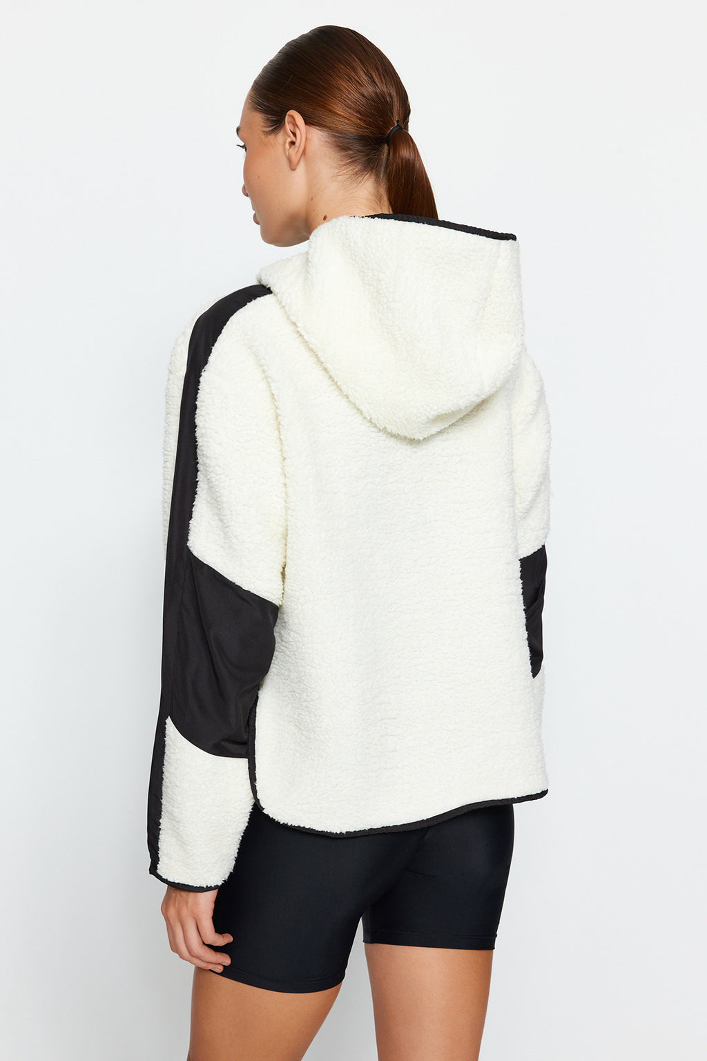 Ekru Renk Bloklu Paraşüt Kumaş Detaylı Peluş Geniş Kalıp Örme Spor Sweatshirt THMAW24SW00009