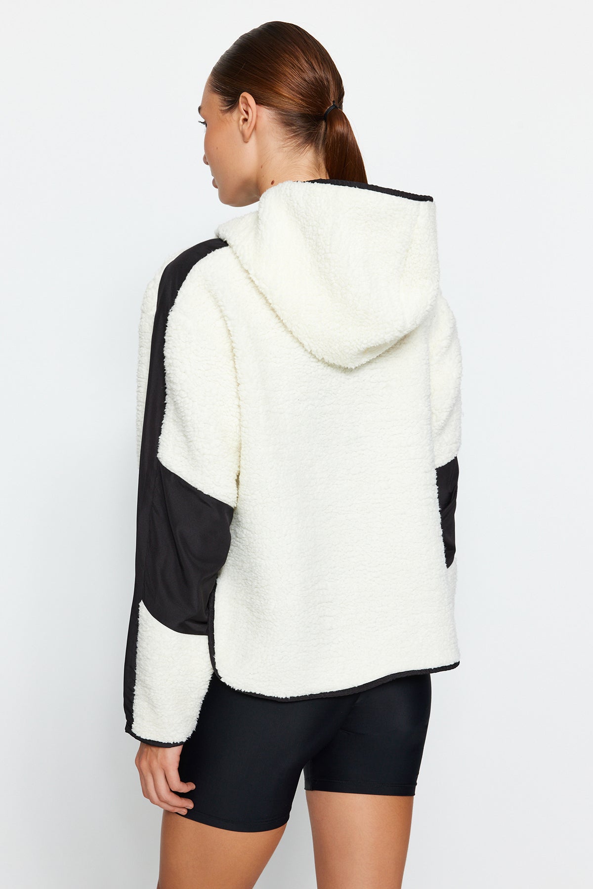 Ekru Renk Bloklu Paraşüt Kumaş Detaylı Peluş Geniş Kalıp Örme Spor Sweatshirt THMAW24SW00009
