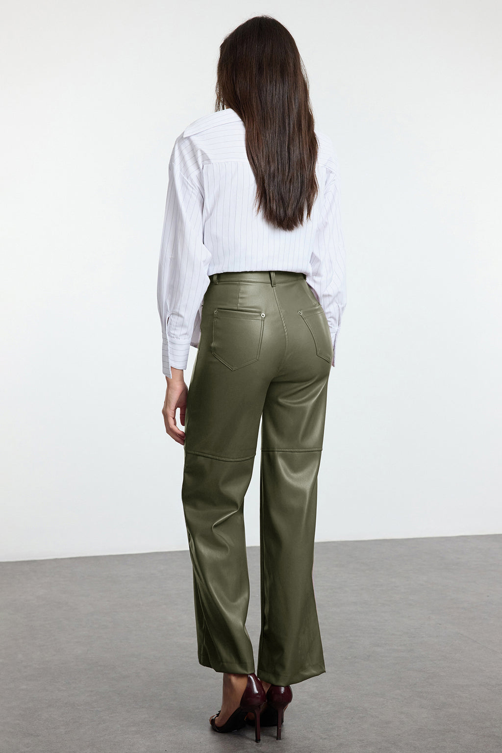 Trendyolmilla Kahverengi Relaxed/Rahat Straight/Boru Paça Dikiş Detaylı Örme Deri Pantolon TWOAW25PL00068