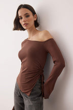 Trendyolmilla Kahverengi Açık Omuzlu Asimetrik Fitted/Vüdua Otuan İspanyol Kol Örme Bluz TWOAW26BZ00328