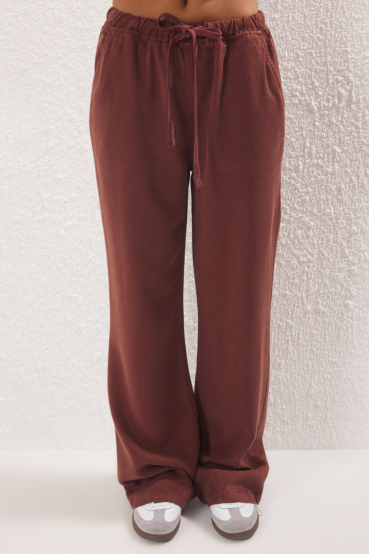 Trendyolmilla Bej More Sustainable %100 Tencel™ Beli Lastikli Yüksek Bel Jeans TWOSS24JE00203