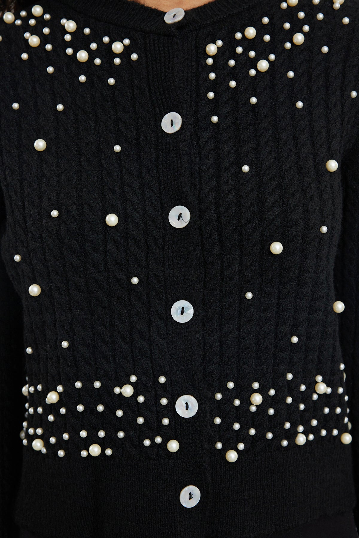 Siyah Crop Yumuşak Dokulu İncili Ceket Görünümlü Fitted/Vücudu Saran Triko Hırka TWOAW25HI00184