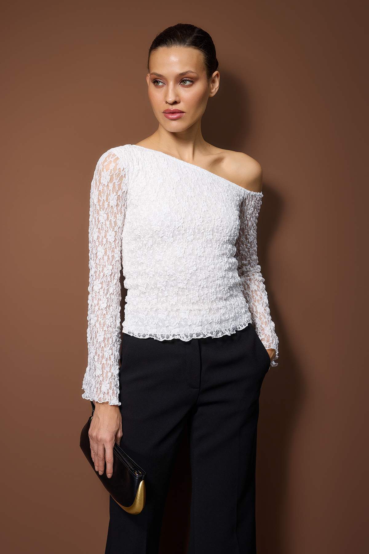 Trendyolmilla Ekru Dantel Asimetrik Yaka Fitted/Vücuda Oturan Örme Bluz TWOAW26BZ00036