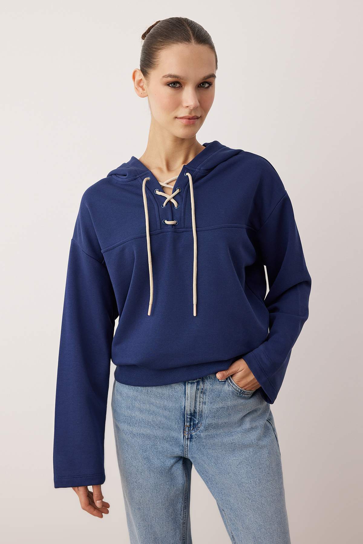 Trendyolmilla Lacivert Bağlama Detaylı Oversize/Geniş Kalıp Örme Sweatshirt TWOAW26SW00053