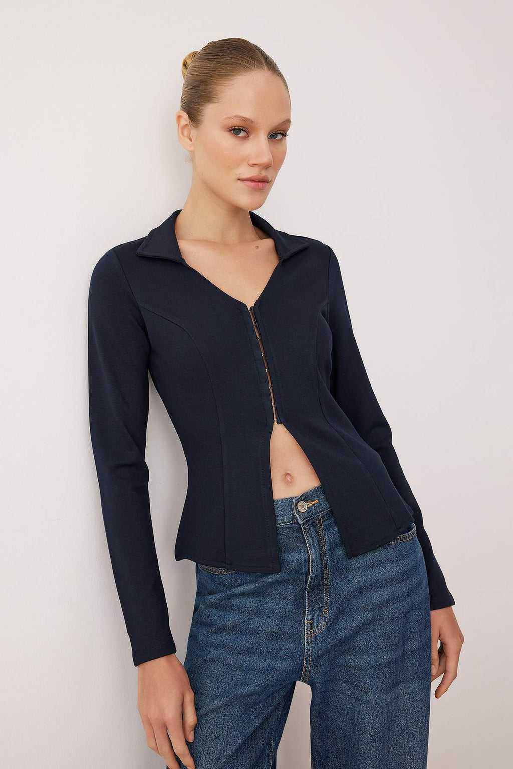 Trendyolmilla Kahverengi Polo Yaka Agraflı Ftited/Vücuda Oturan Esnek Örme Bluz TWOAW26BZ00038