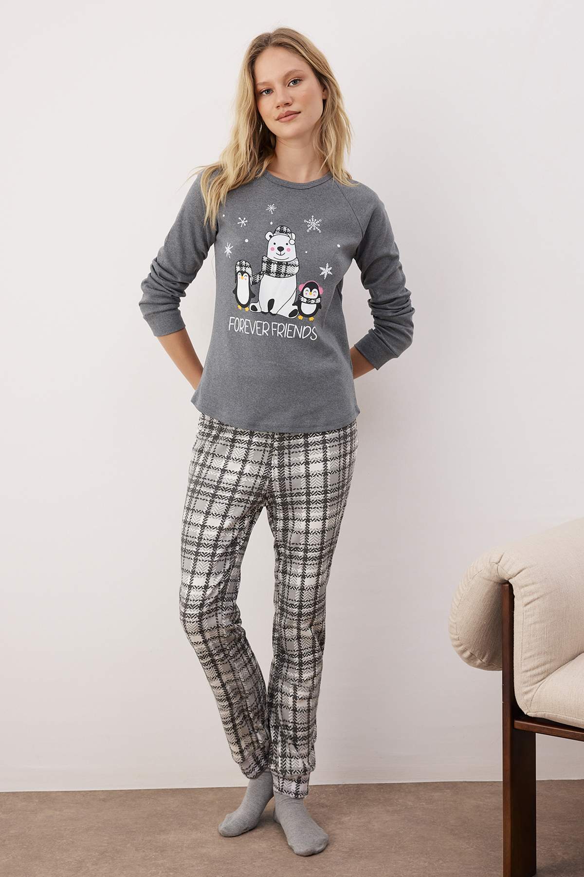 Trendyolmilla Bordo Ayıcıklı ve Penguen Baskılı Ekoseli Yumoş Örme Pijama Takımı THMAW22PT0395
