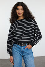 Siyah 2 İplik Bisiklet Yaka Çizgili Regular Örme Sweatshirt TWOAW25SW00324