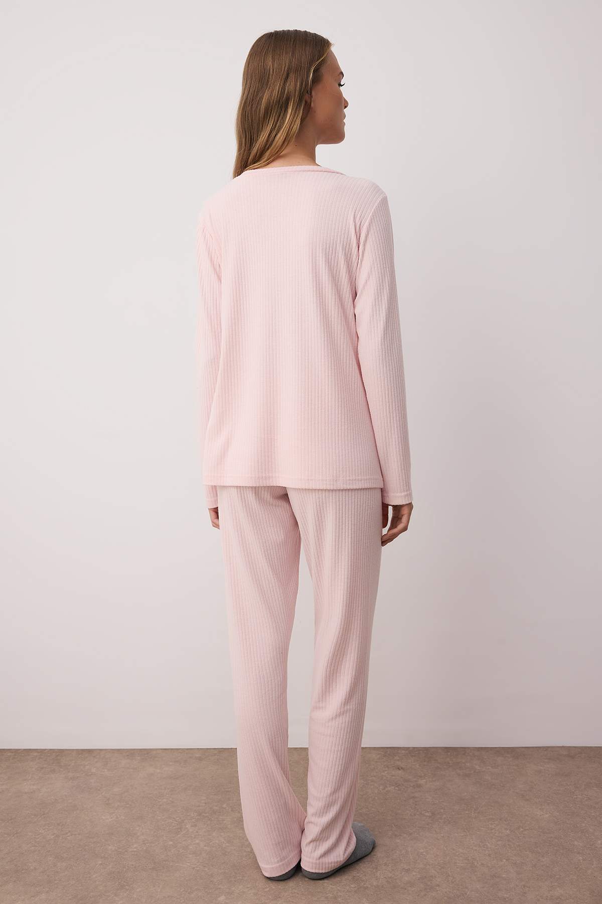 Pembe V Yaka Yumuşak Tuşe Fırçalı Kışlık Fitilli Örme Pijama Takımı THMAW26PT00074