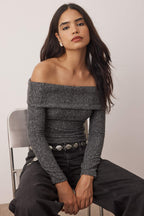 Trendyolmilla Antrasit Yumoş Düşük Omuzlu Carmen Yaka Fitted/Vücuda Oturan Örme Bluz TWOAW26BZ00081