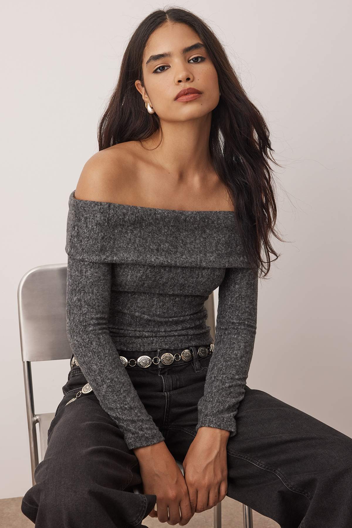 Trendyolmilla Antrasit Yumoş Düşük Omuzlu Carmen Yaka Fitted/Vücuda Oturan Örme Bluz TWOAW26BZ00081