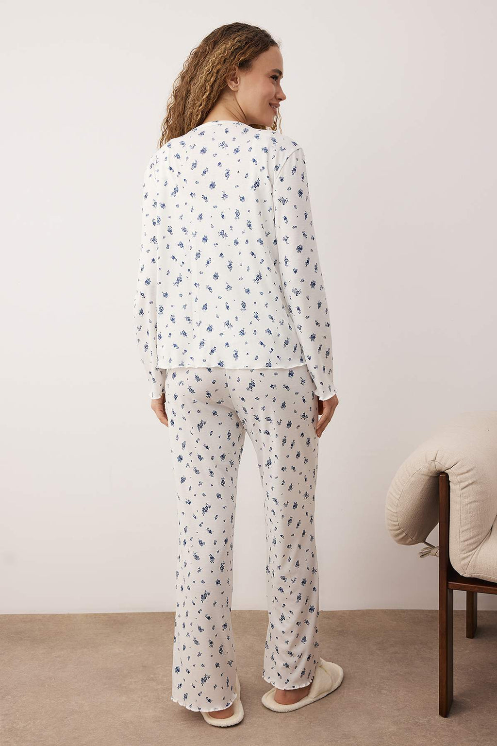 Beyaz Çok Renkli 3'lü Hırkalı Çiçekli Fitilli Örme Pijama Takımı THMAW26PT00179