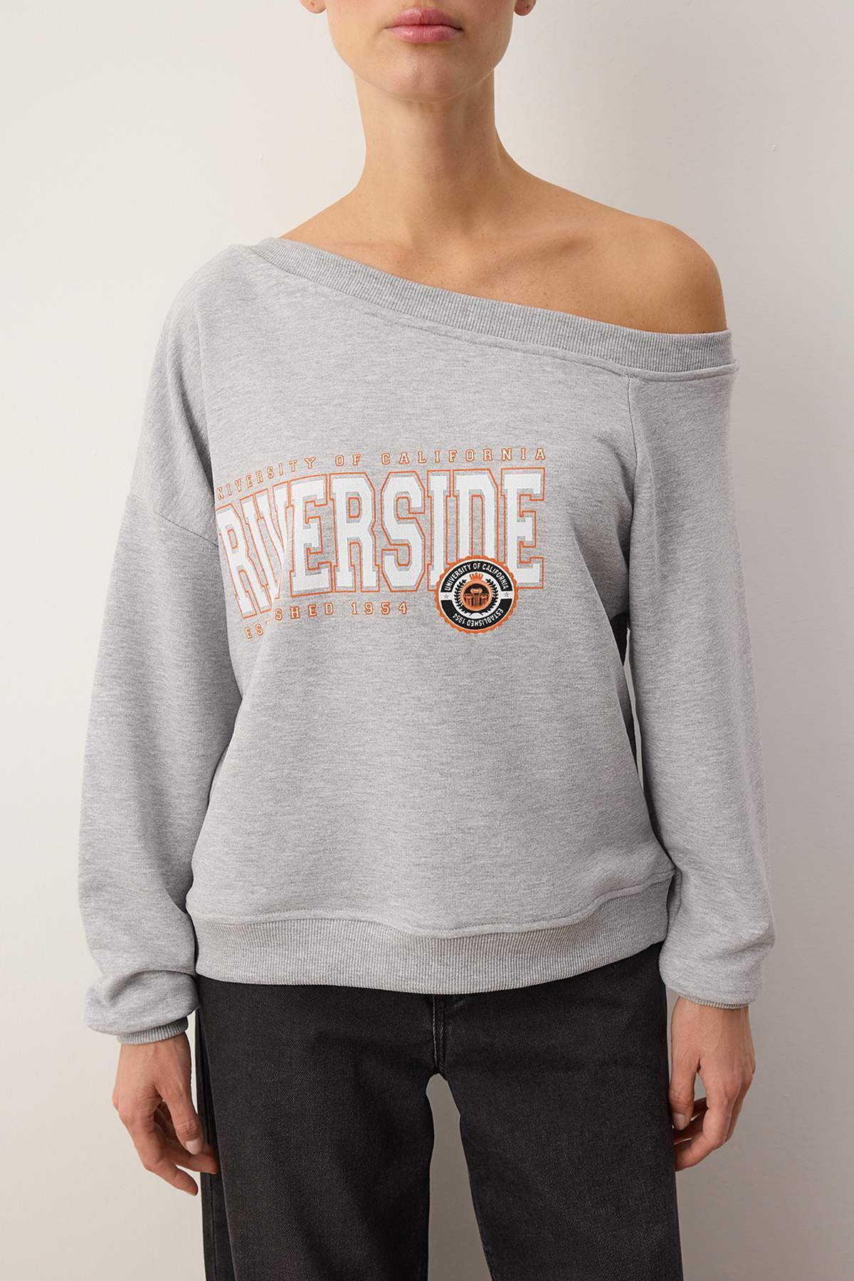 Trendyolmilla Teen Antrasit Slogan Baskılı Açık Omuzlu Örme Sweatshirt TWOAW26SW00201
