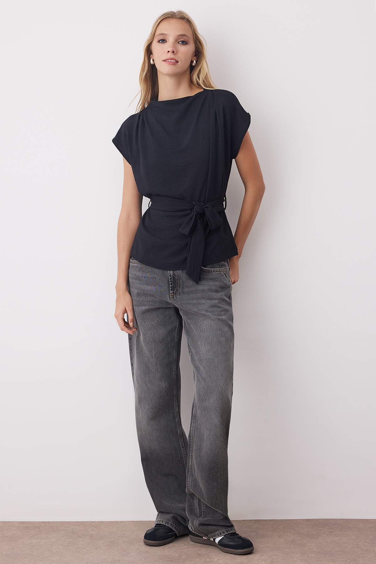 Trendyolmilla Siyah Kolsuz Kuşaklı Dokuma Bluz TWOAW26BZ00057