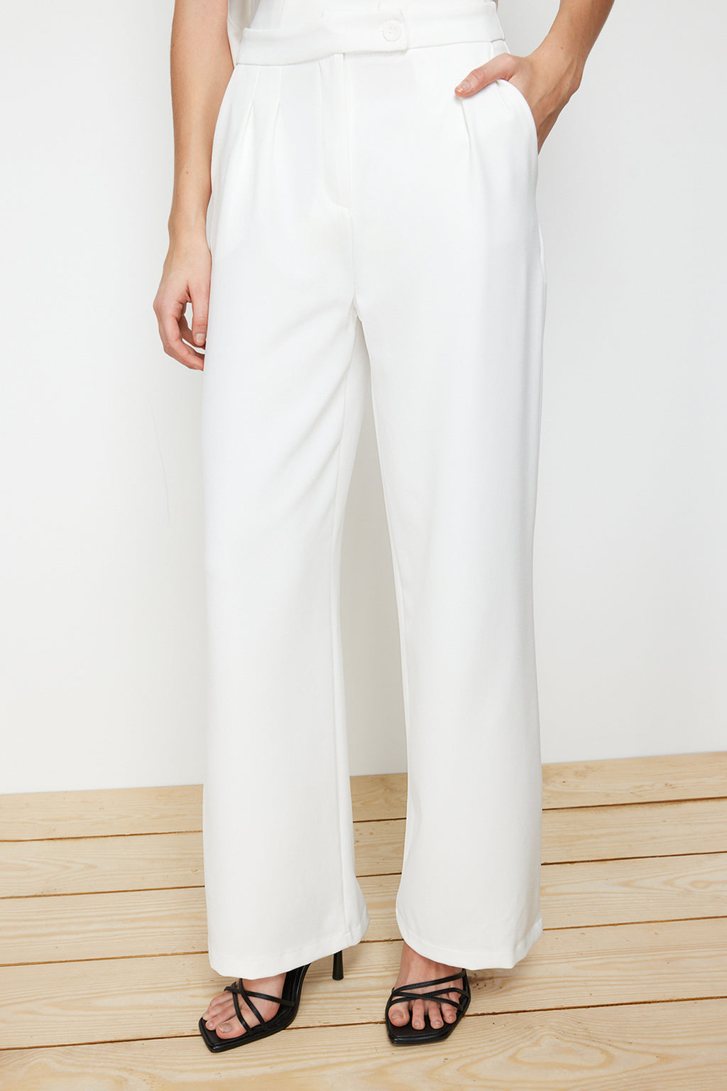 Trendyolmilla Ekru Wide Leg/Geniş Paça Yüksek Bel Dokuma Kumaş Pantolon TWOAW22PL0066