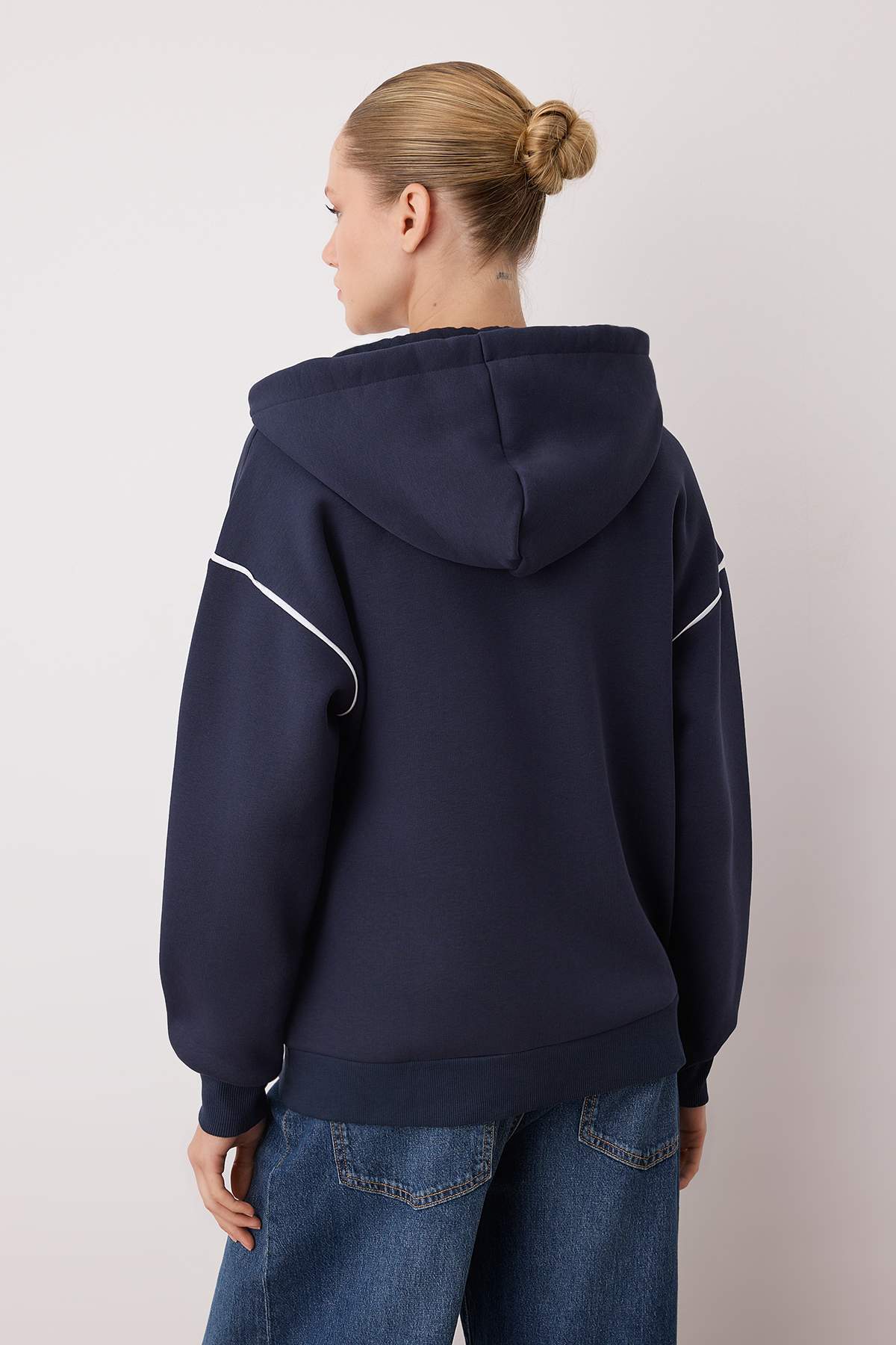 Trendyolmilla Ekru Kapüşonlu ve Biye Detaylı Oversize/Geniş Kalıp Örme Sweatshirt TWOAW26SW00106