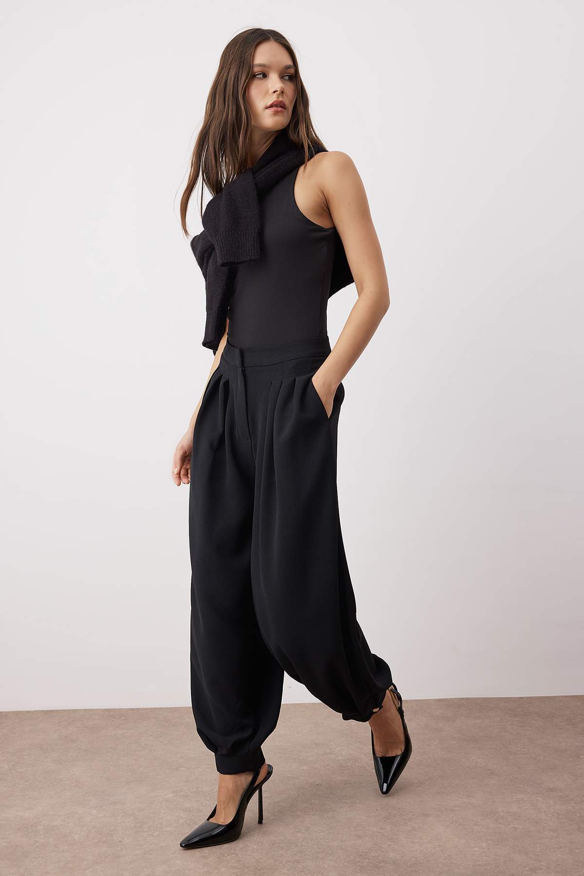 Siyah Şalvar/Harem Dökümlü Düğme Detaylı Pantolon TWOAW26PL00065