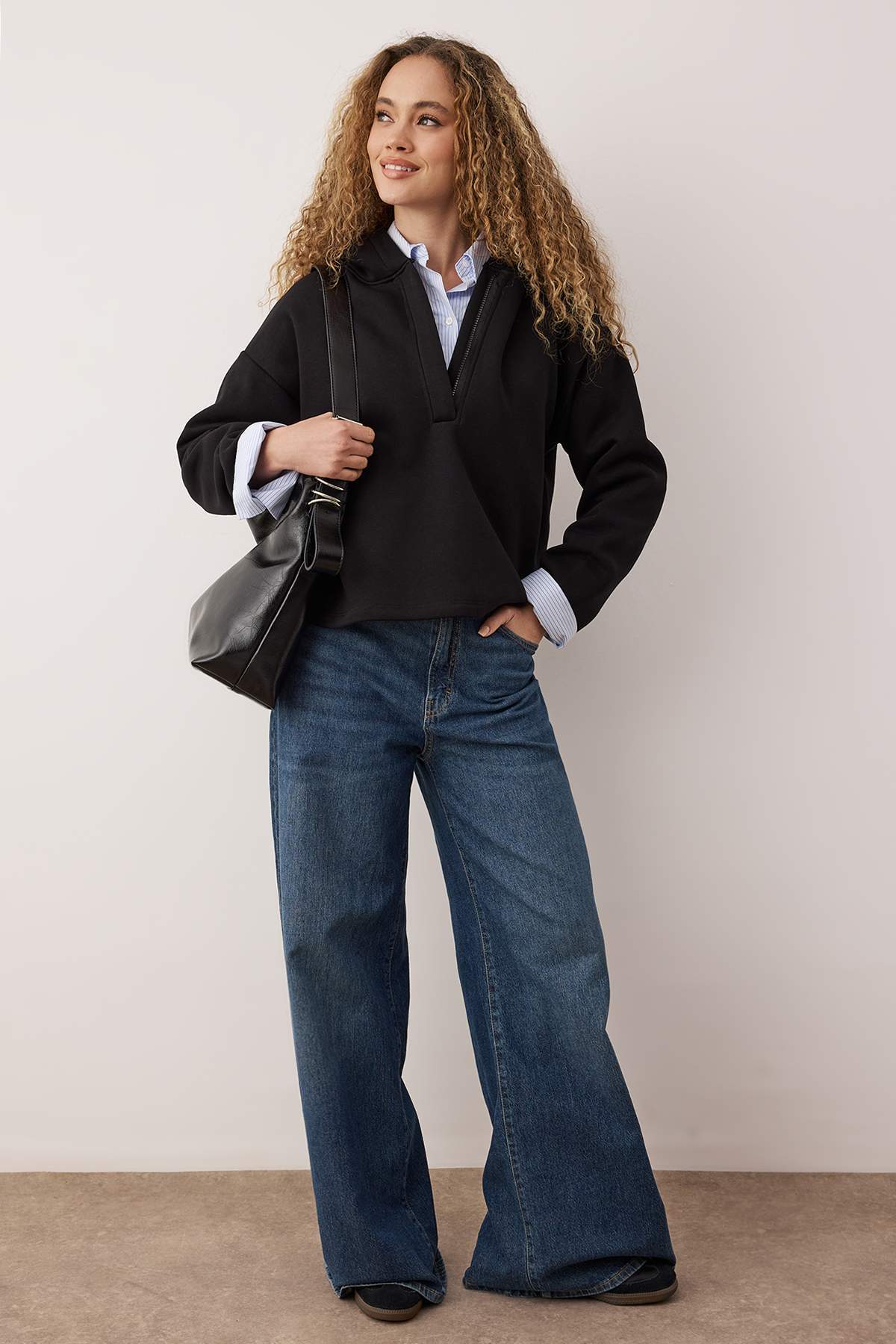 Trendyolmilla Siyah Kalın İçi Polarlı Yarım Pat Fermuarlı Oversize Kapüşonlu Örme Sweatshirt TWOAW26SW00060 Main image