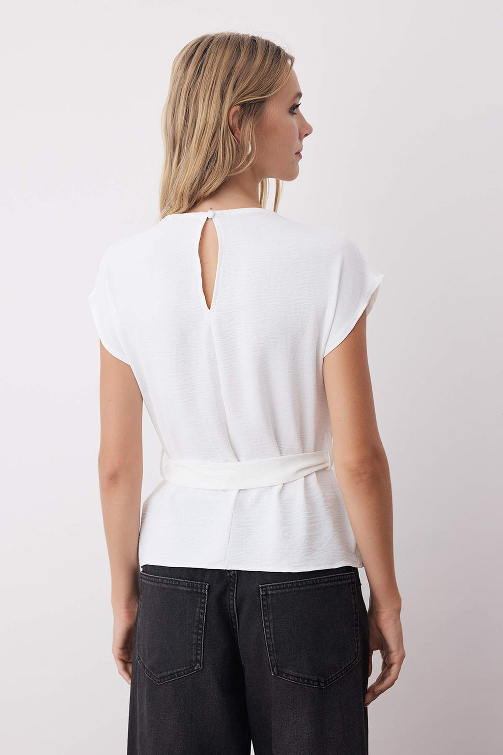 Trendyolmilla Siyah Kolsuz Kuşaklı Dokuma Bluz TWOAW26BZ00057