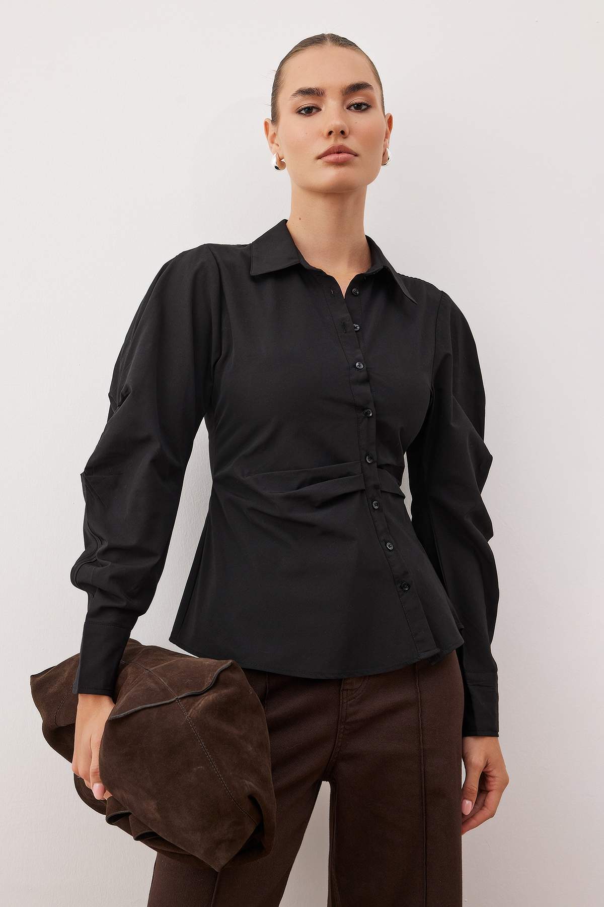 Trendyolmilla Siyah Balon Kol Detaylı Bele Oturan Asimetrik Fitted Gömlek TWOSS25GO00155 Main image