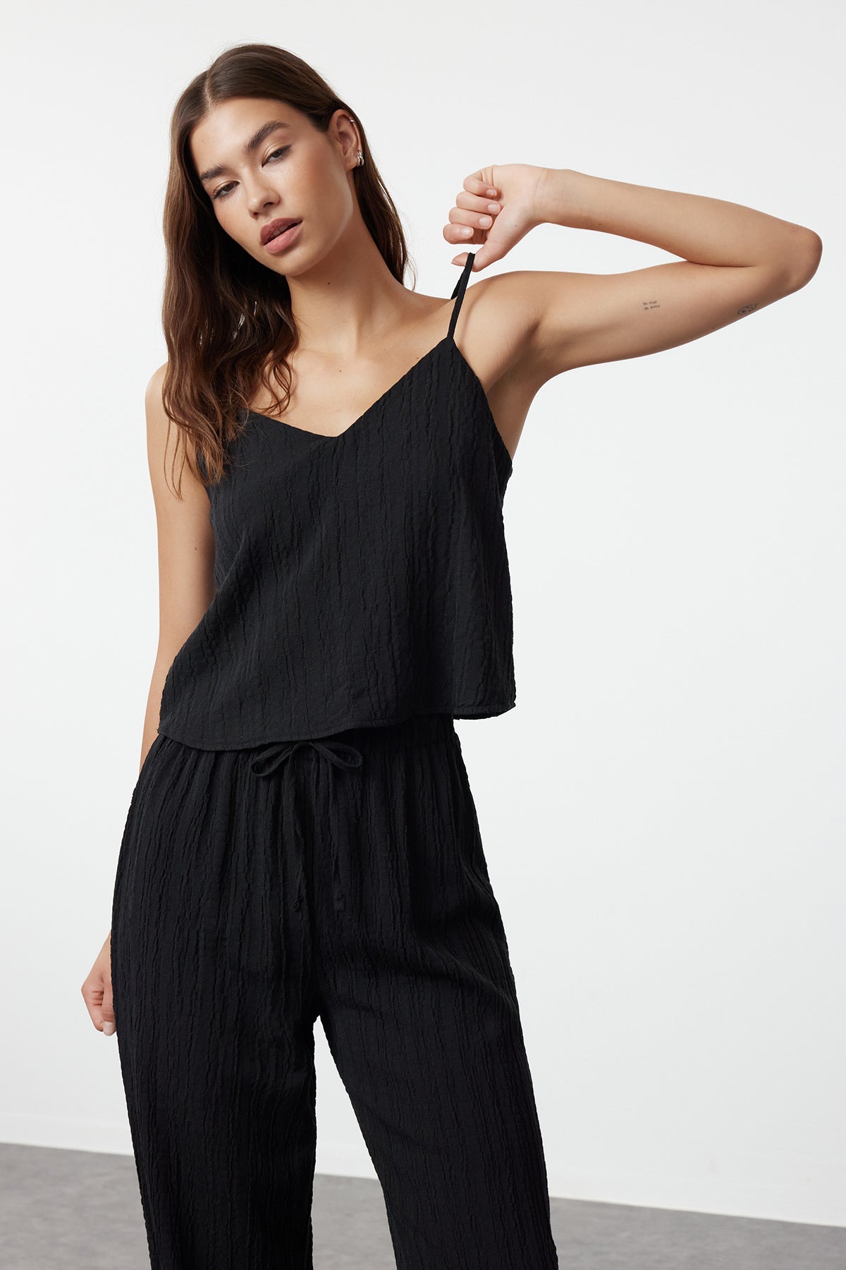 Trendyolmilla Ekru Bağlama Detaylı İp Askılı Dokuma Pijama Takımı THMSS24PT00402
